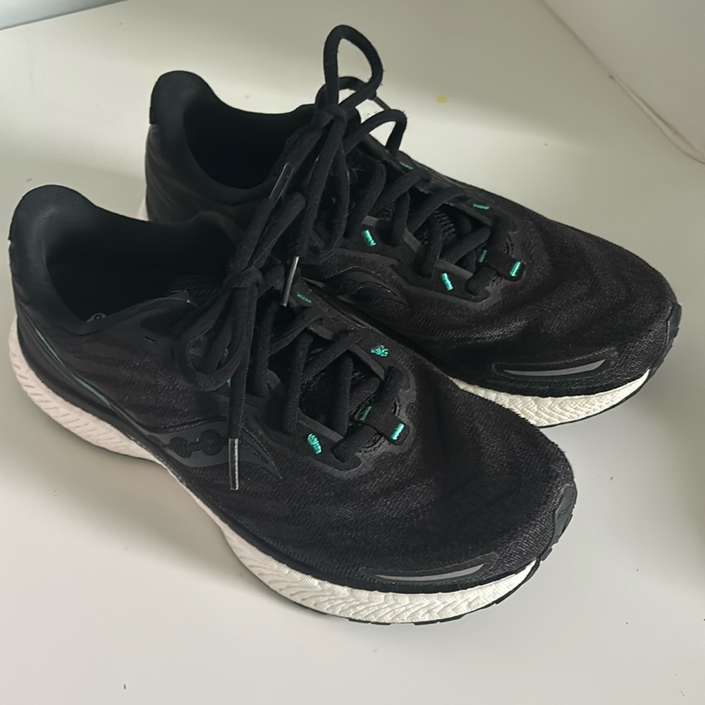 Women’s Saucony Triumph 19 Running Shoe Black/White Size 8.5